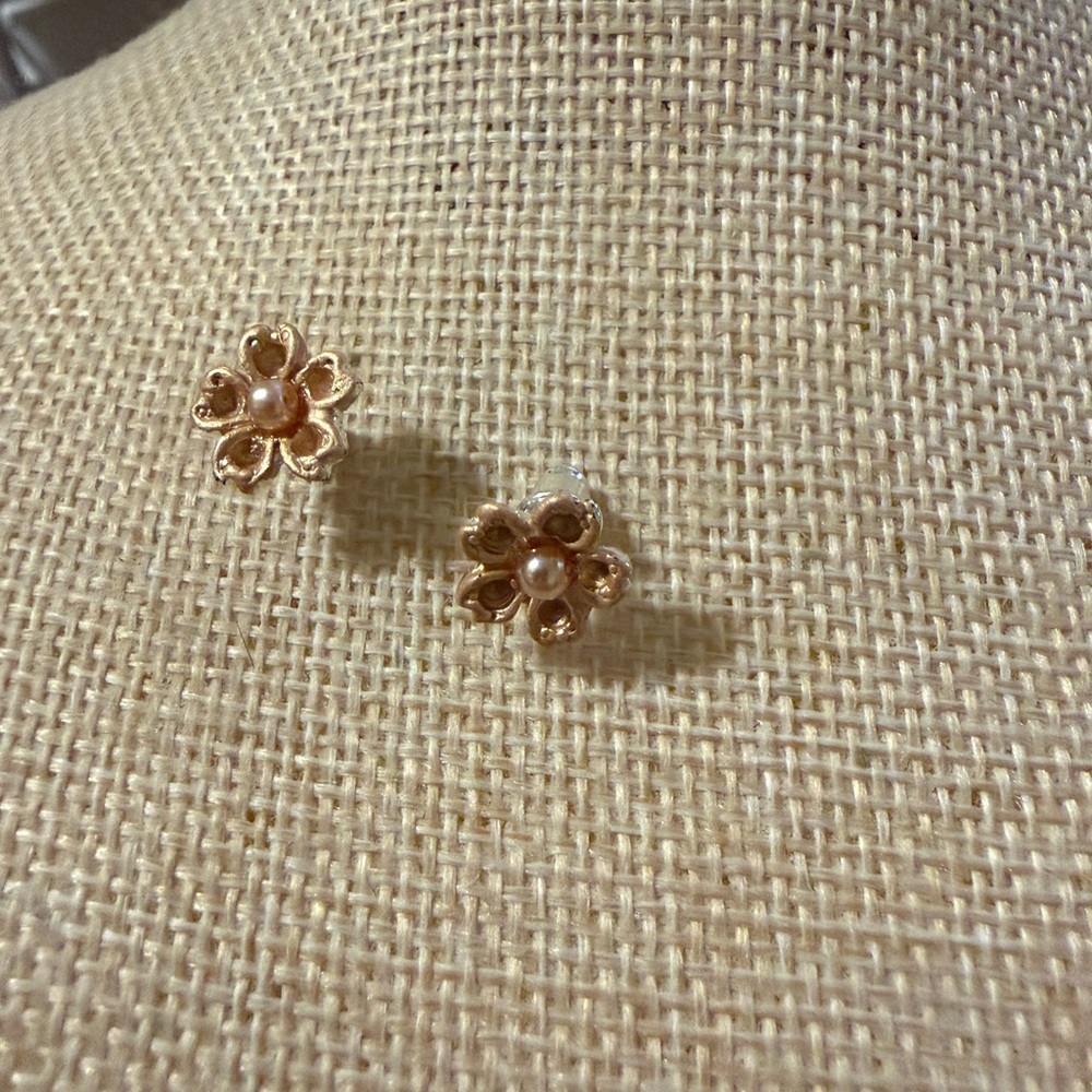 Chic Gold Floral Earrings